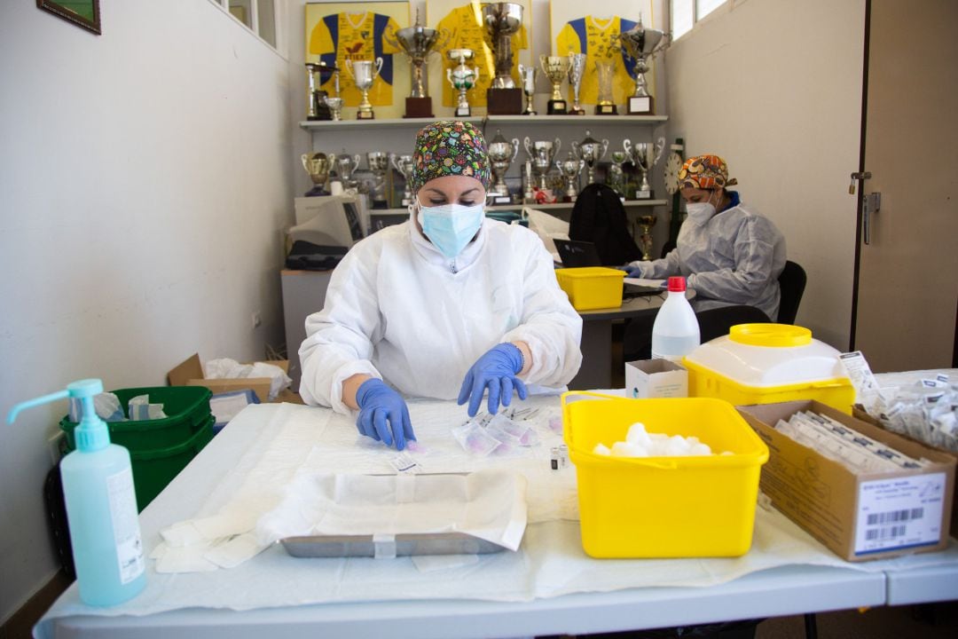 Una sanitaria prepara las dosis de la vacuna de Pfizer contra la Covid-19 imagen de Archivo 