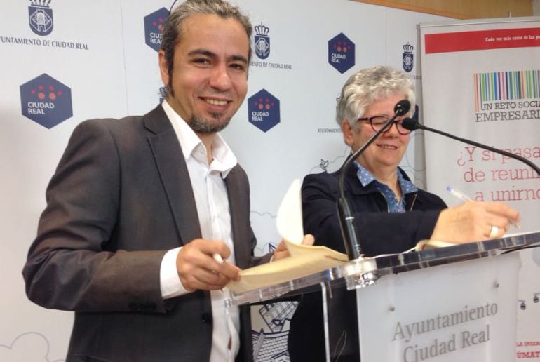 El concejal de promoción económica José Luis Herrera y la presidenta de Cruz Roja, Lola Moreno durante la firma del convenio