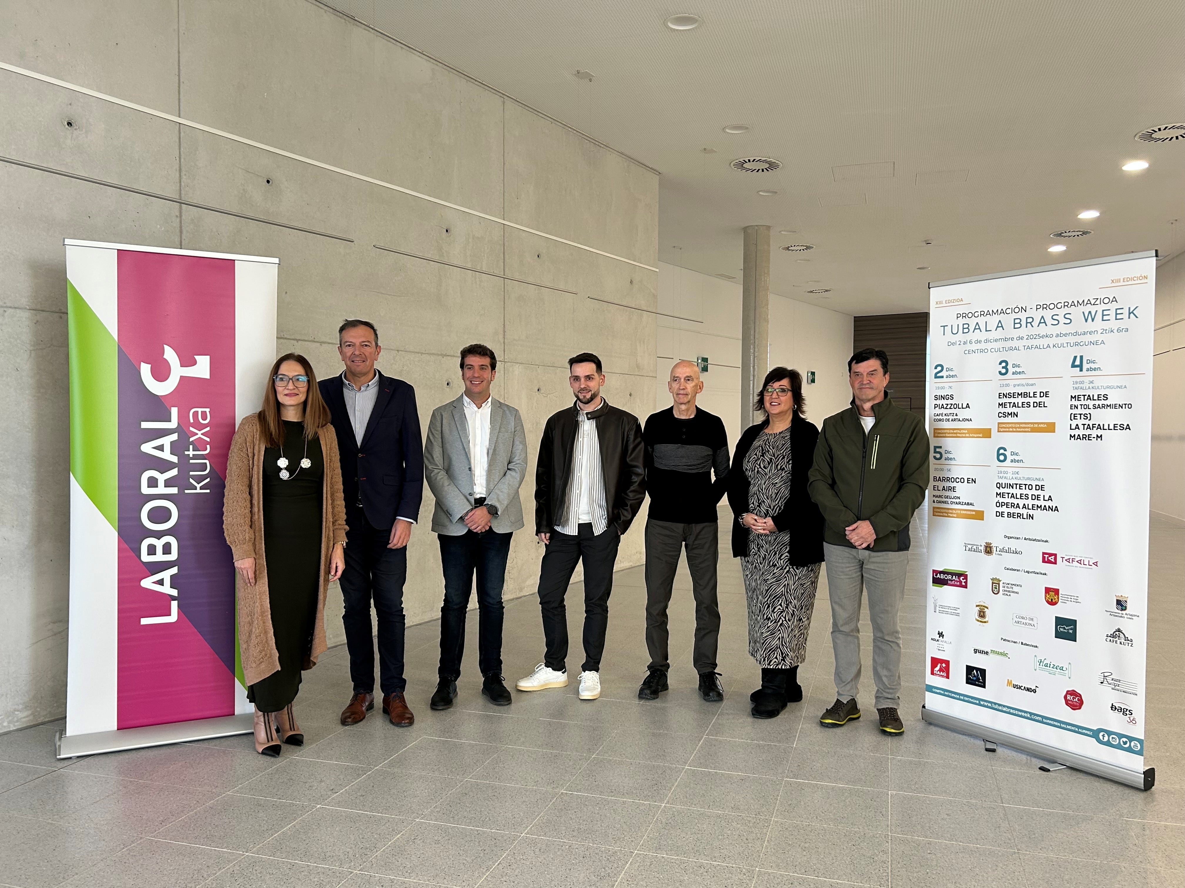 Representantes de los Ayuntamientos de Tafalla, Olite, Miranda de Arga y Artajona y de Laboral Kutxa junto al director de la Tubala Brass Week