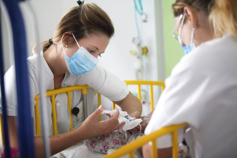 Dos pediatras atienden a un menor en un centro hospitalario