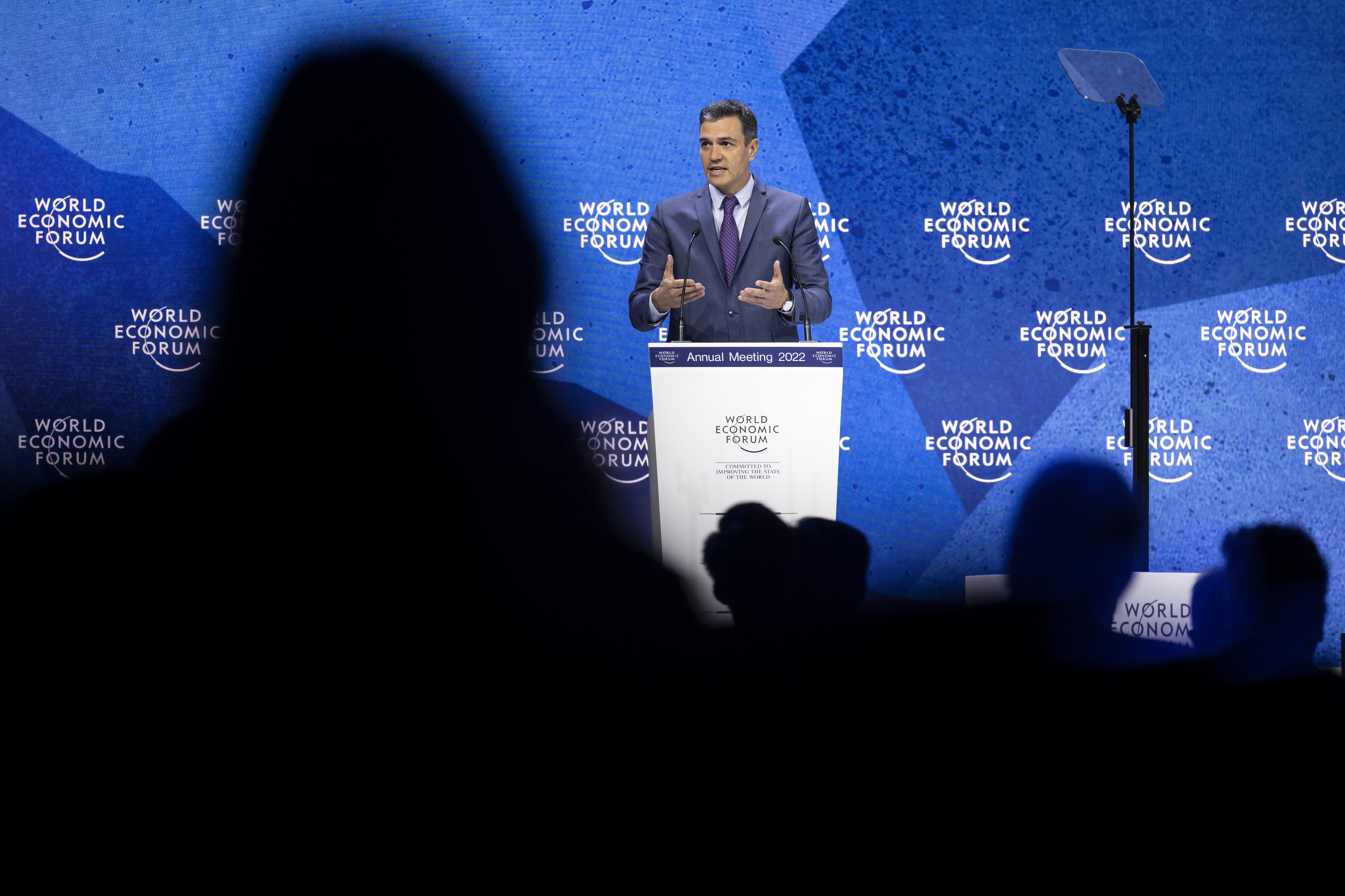 -FOTODELDÍA- DAVOS, 24/05/2022.- El Presidente del Gobierno, Pedro Sánchez, interviene este martes en una sesión plenaria durante la 51ª reunión anual del Foro Económico Mundial, FEM, en Davos, Suiza. El foro se ha pospuesto debido a la pandemia de COVID-19 y se ha reprogramado para principios de verano. El encuentro reúne en Davos a empresarios, científicos, líderes corporativos y políticos bajo el tema &quot;La historia en un punto de inflexión: Políticas gubernamentales y estrategias empresariales&quot; del 22 al 26 de mayo de 2022. EFE/ Gian Ehrenzeller
