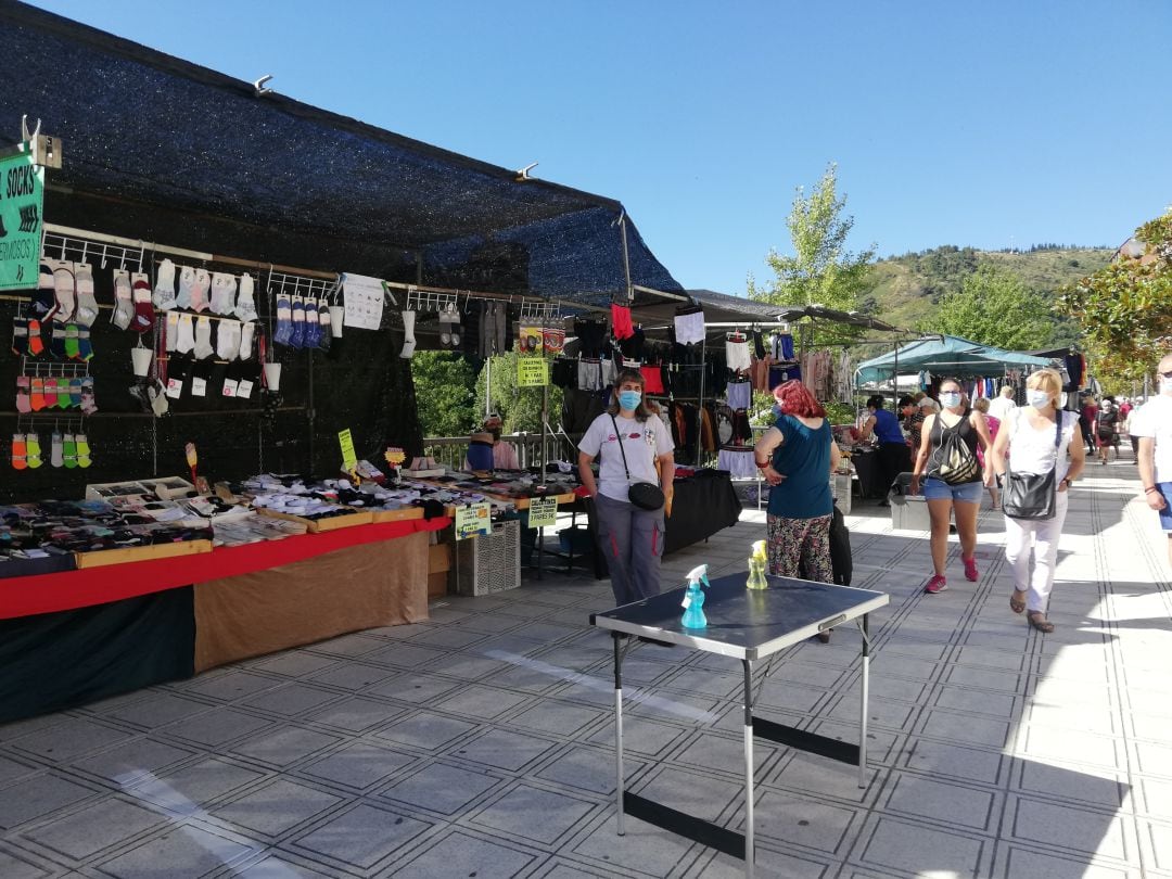 Poca afluencia de clientes en el primer día de vuelta de textil y los complementos al mercado de Ponferrada