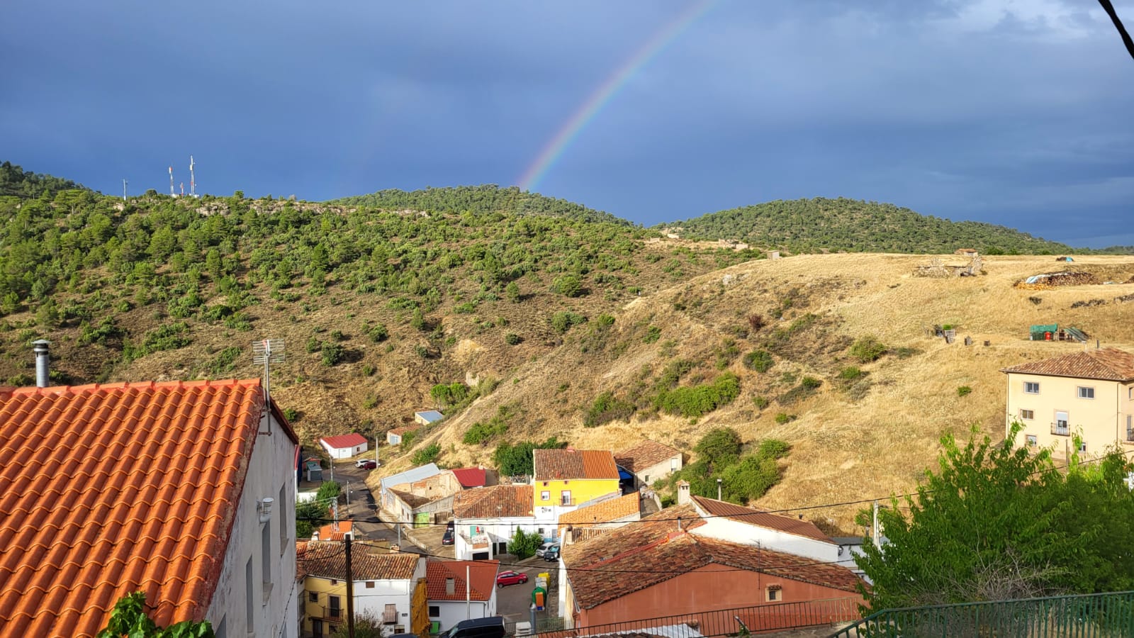 Arco iris sobre Valdemorillo de la Sierra (Cuenca).