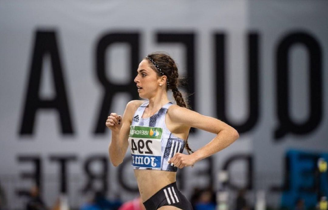 Celia Antón durante una de sus pruebas en pista cubierta de la pasada temporada.