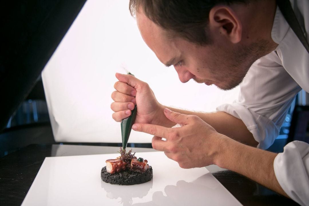 El chef Israel Ramos, dando un último toque a uno de los platos de Albalá