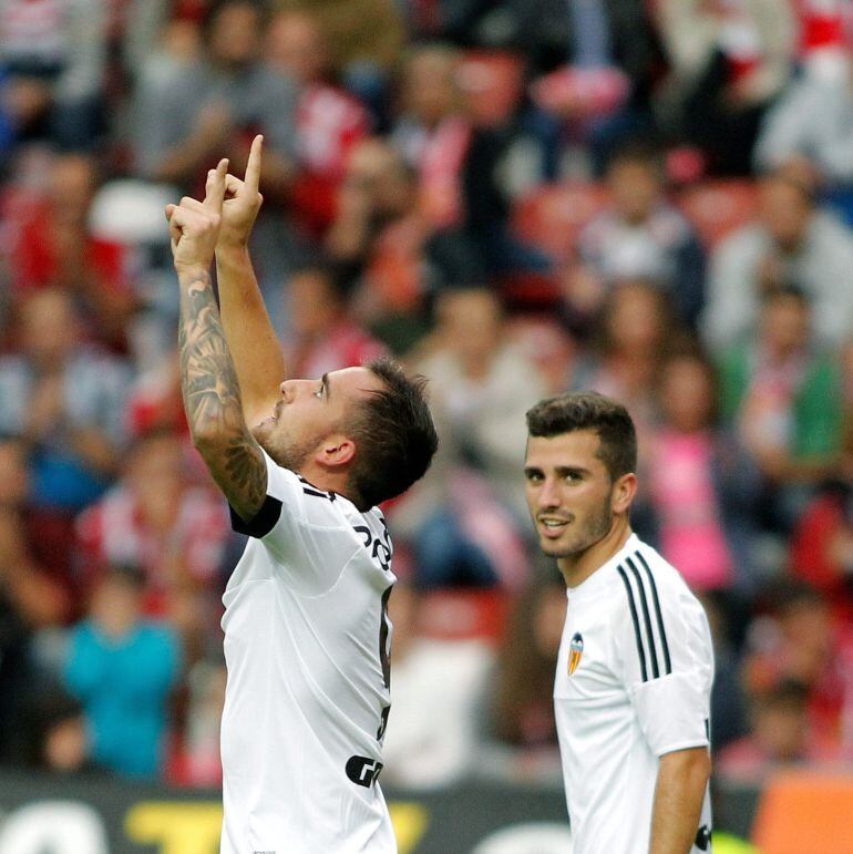 GRA307. GIJÓN, 12/09/2015.- El delantero del Valencia Paco Alcácer (i) celebra tras marcar el único gol del partido ante el Sporting, durante el partido correspondiente a la tercera jornada de la Liga BBVA de fútbol, celebrado en el estadio del Molinón de Gijón.- EFE/Alberto Morante