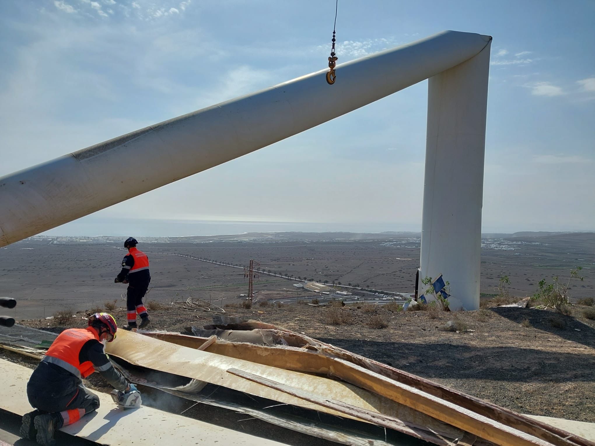 Labores del desmonte del aerogenerador caído en Lanzarote, por parte de los bomberos del Consorcio de Seguridad y Emergencias.