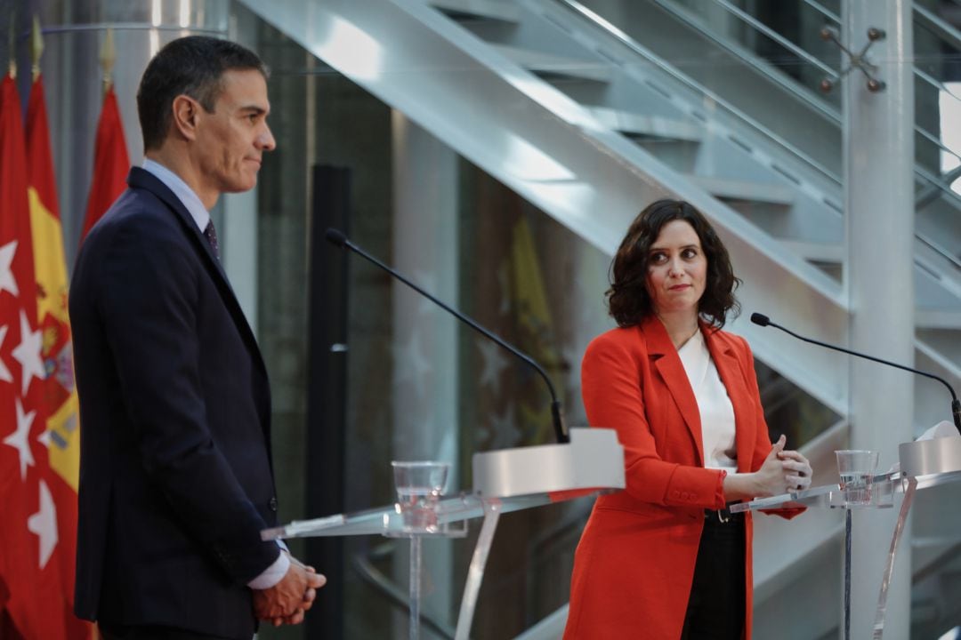 El presidente del Gobierno, Pedro Sánchez, y la presidenta de la Comunidad de Madrid, Isabel Díaz Ayuso, ofrecen una rueda de prensa tras su reunión en la sede de la Presidencia regional, en Madrid (España) 