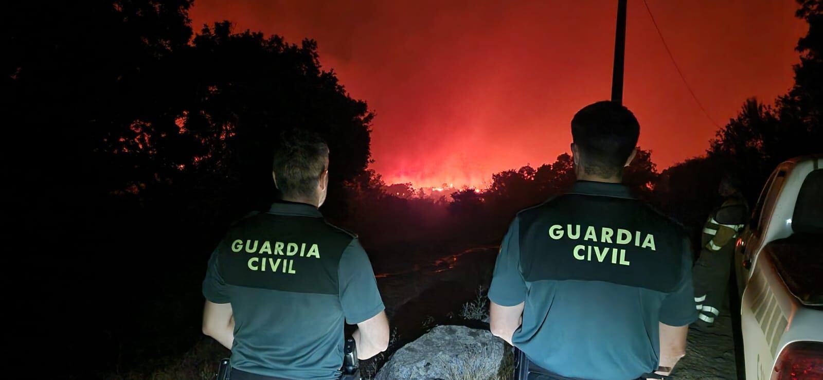 Dos agentes en el incendio de San Ciprián de Sanabria