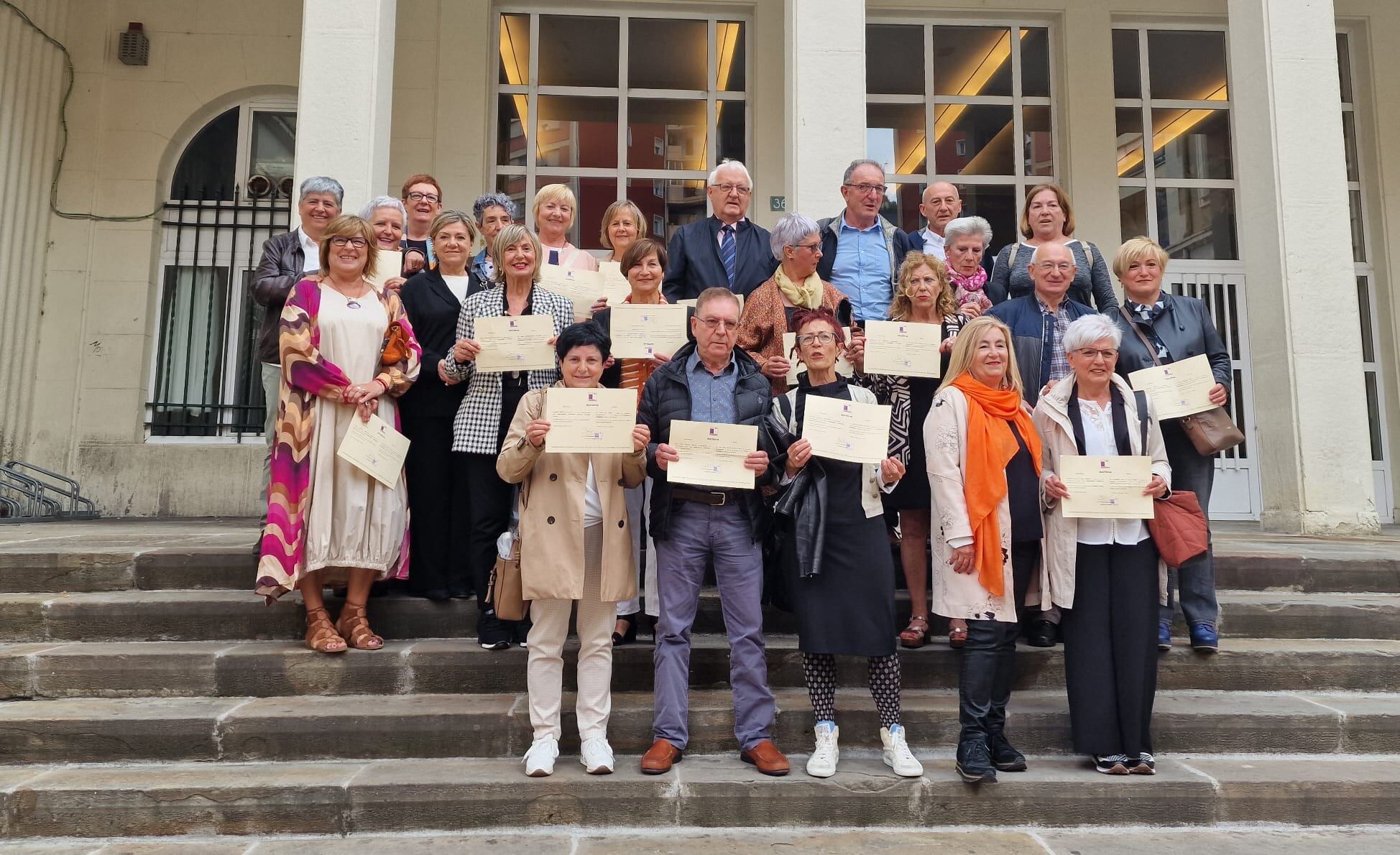 Los alumnos y las alumnas de la XVIII edición de la Escuela de la Experiencia de Debabarrena con sus diplomas