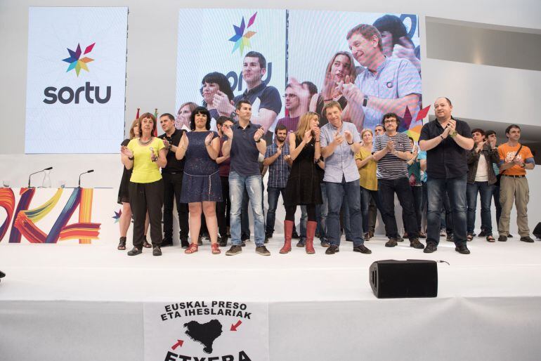 Asamblea Nacional de Sortu en Vitoria, con el nuevo logo de la formación al fondo