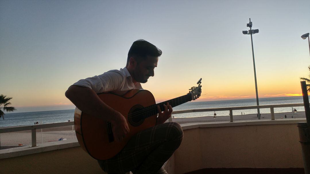 Riki Rivera en el balcón de Radio Cádiz