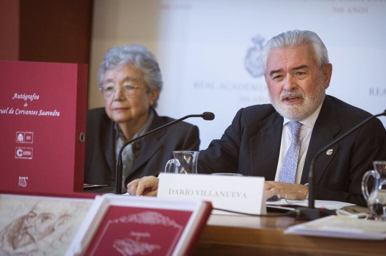 El director de la Real Academia Española (RAE), Darío Villanueva,  durante la presentación hoy de &quot;Autógrafos de Miguel de Cervantes Saavedra&quot;