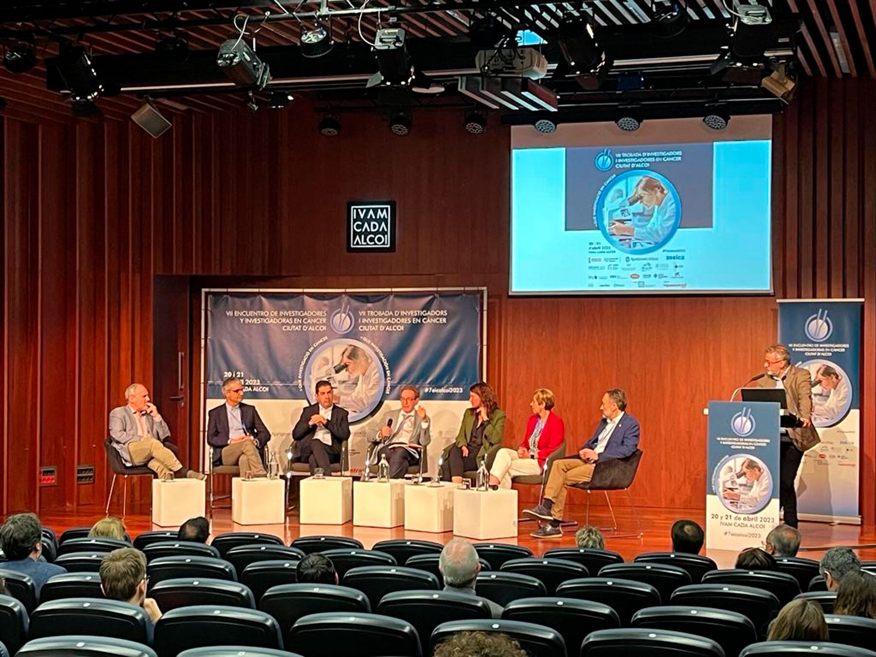 Imagen del salón de actos del IVAM CADA Alcoi en el inicio del encuentro de los investigadores