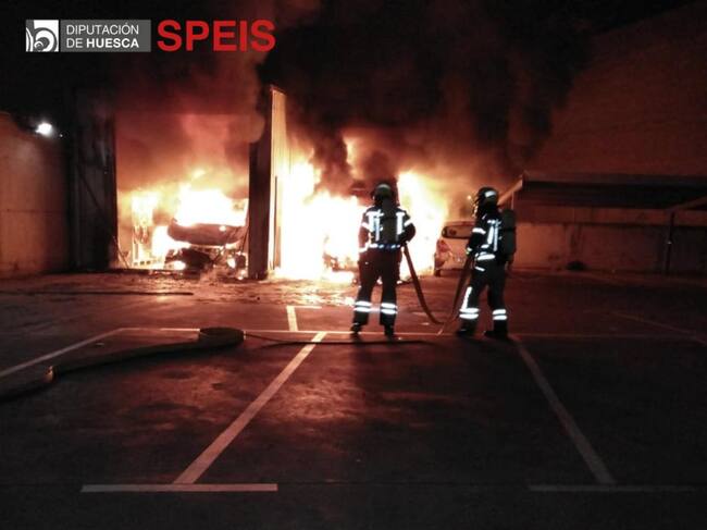 Los bomberos de Barbastro apagaron el fuego de las dos ambulancias