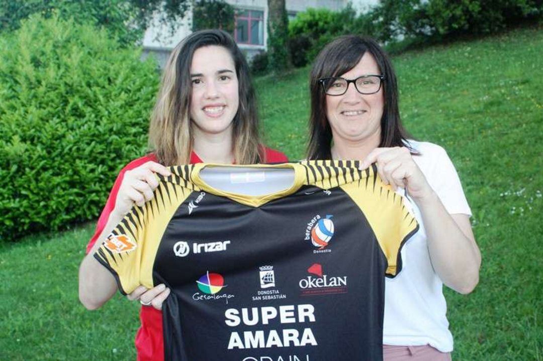 Emma Boada posa con Tati Garmendia cuando fichó por el Bera Bera