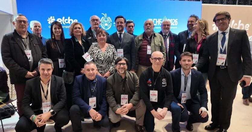 El alcalde de Elche, Pablo Ruz, de pie y en el centro, con representantes del Deporte ilicitano en FITUR