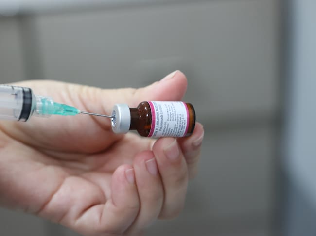 AME2168. SAN SALVADOR (EL SALVADOR), 10/04/2026.- Una persona alista una vacuna contra el sarampión este viernes, en un centro de salud público en Nejapa, a 19 kilómetros de San Salvador (El Salvador). El Salvador comenzó una campaña de vacunación especial contra el sarampión, dirigida a menores de seis a once meses, en momentos en que el país centroamericano reporta 11 contagios "importados" y que la región de las Américas enfrenta brotes de esta enfermedad. EFE/ Javier Aparicio