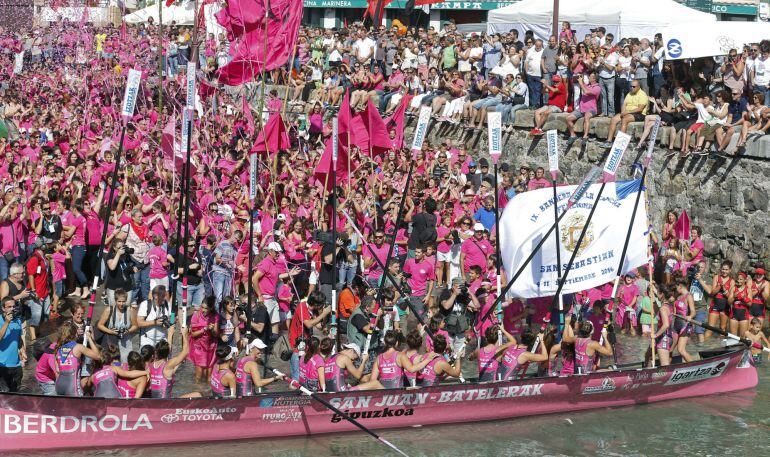 Las batelerak de San Juan celebran su tercera Bandera de la Concha seguida con su afición