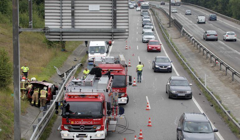 Efectivos de Bomberos en la carretera en la A-66 en un accidente.