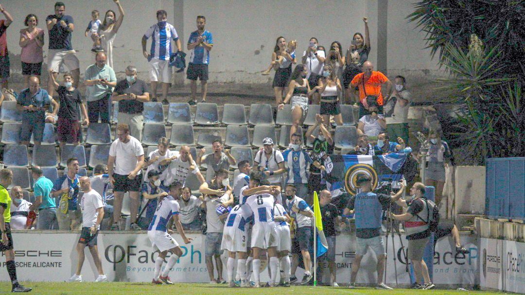 Los jugadores celebran el gol marcado por Chuli