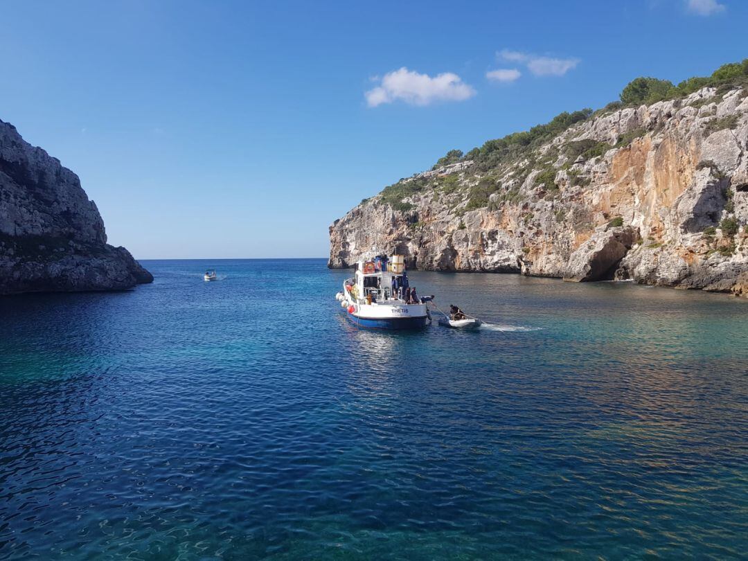 El buque Thetis realiza las tareas de apoyo a las excavaciones submarinas en Calescoves.