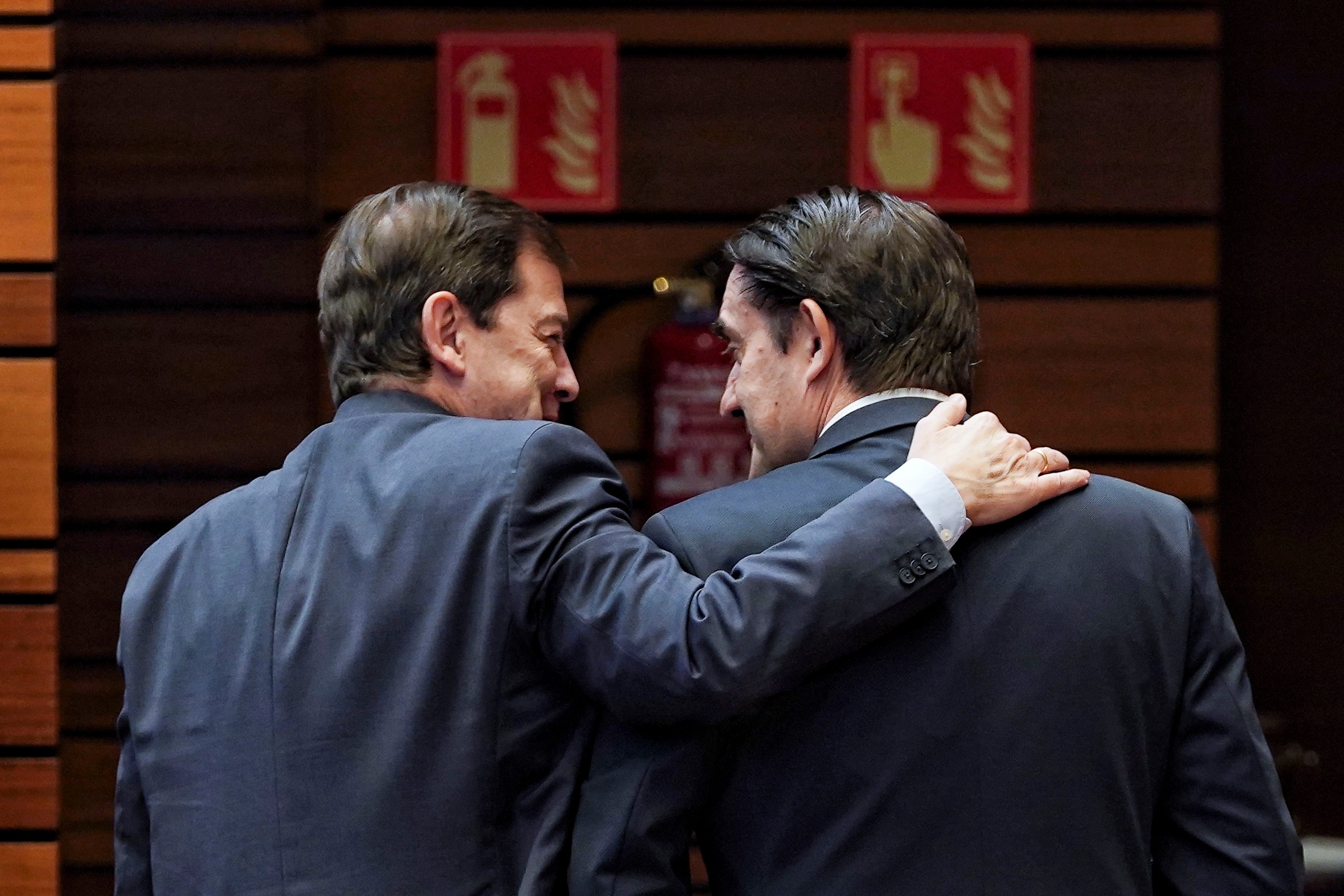 El presidente de la Junta de Castilla y León, Alfonso Fernández Mañueco, junto al consejero de Medio Ambiente, Juan Carlos Suárez-Quiñones, en el pleno de este miércoles en las Cortes | EFE/Nacho Gallego