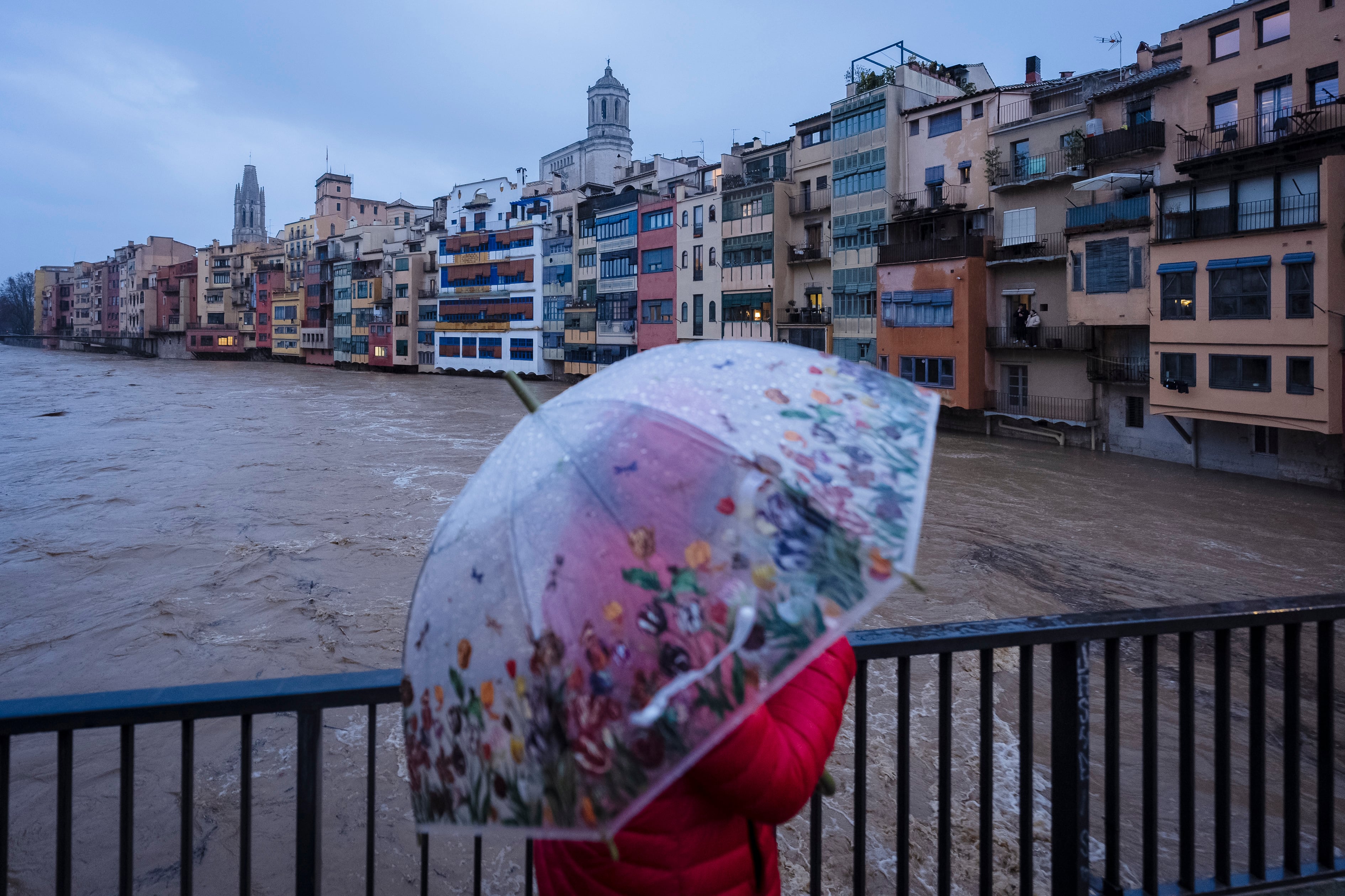 Vista del rio Onyar a su paso por Girona este martes cuando los ríos Ter, Onyar y Manol superan el umbral de peligro por su elevado caudal