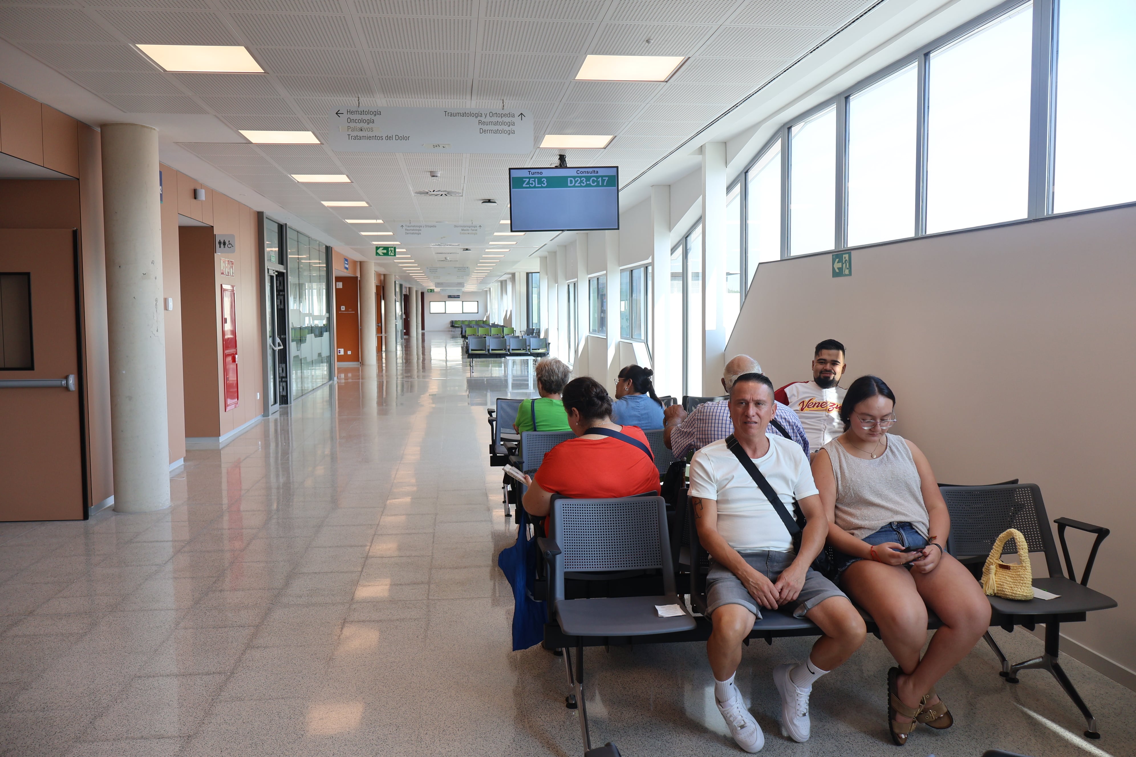 Primeros pacientes de las consultas de Medicina Interna en el nuevo Hospital Universitario.