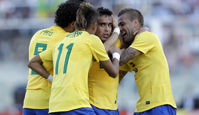 El jugador de la selección de Brasil Jadson festeja su gol ante Paraguay, junto a sus compañeros Dani Alves, Neymar y Pato en el estadio Mario Kempes de la ciudad de Córdoba, durante un partido de la segunda jornadadel grupo B de la Copa América 2011