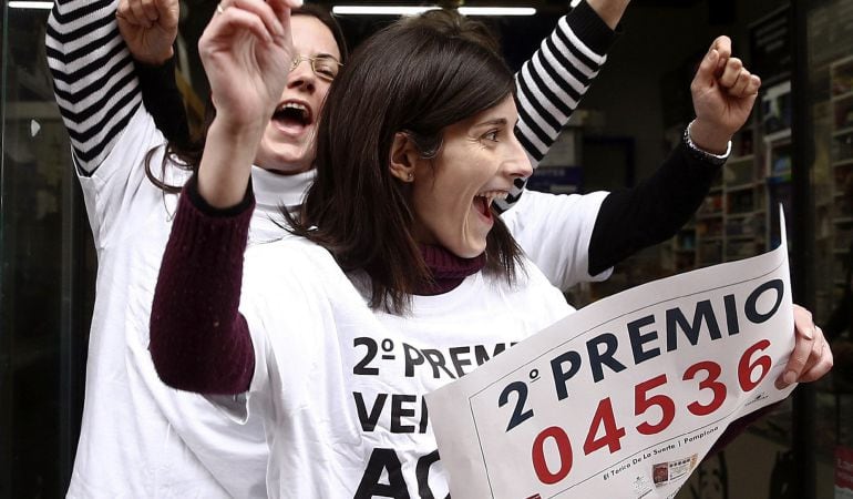 Trabajadores de la administracion de lotería de la calle Amaya de Pamplona celebran la venta del numero 04.536, segundo premio de la lotería de Navidad del año pasado.