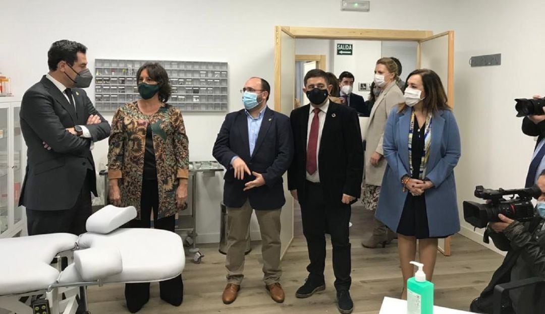 Momento de la inauguración del Consultorio Médico de JImena, con presencia, de izquierda a derecha, el Presidente de la Junta de Andalucía, Viceconsejera de Salud, Alcalde de Jimena, Presidente de la Dipuración y Subdelegada del Gobierno de España