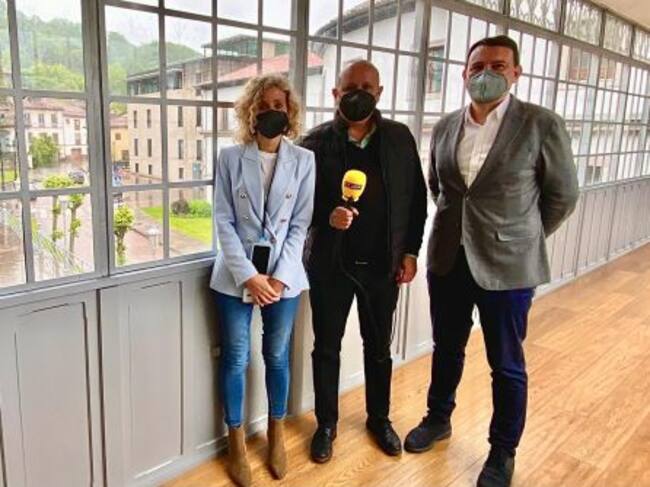 Manfredo Álvarez junto a Fernando Rodríguez y Marina López.