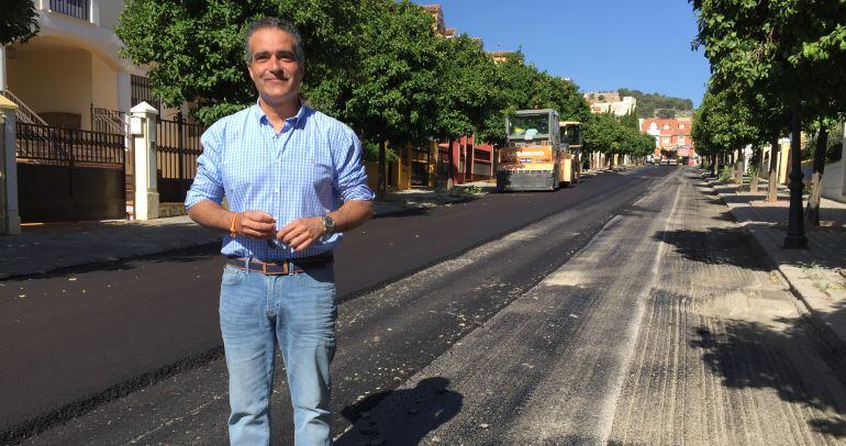 Juan José Jódar posa ante las obras de asfaltado que se están acometiendo en la calle Sauce