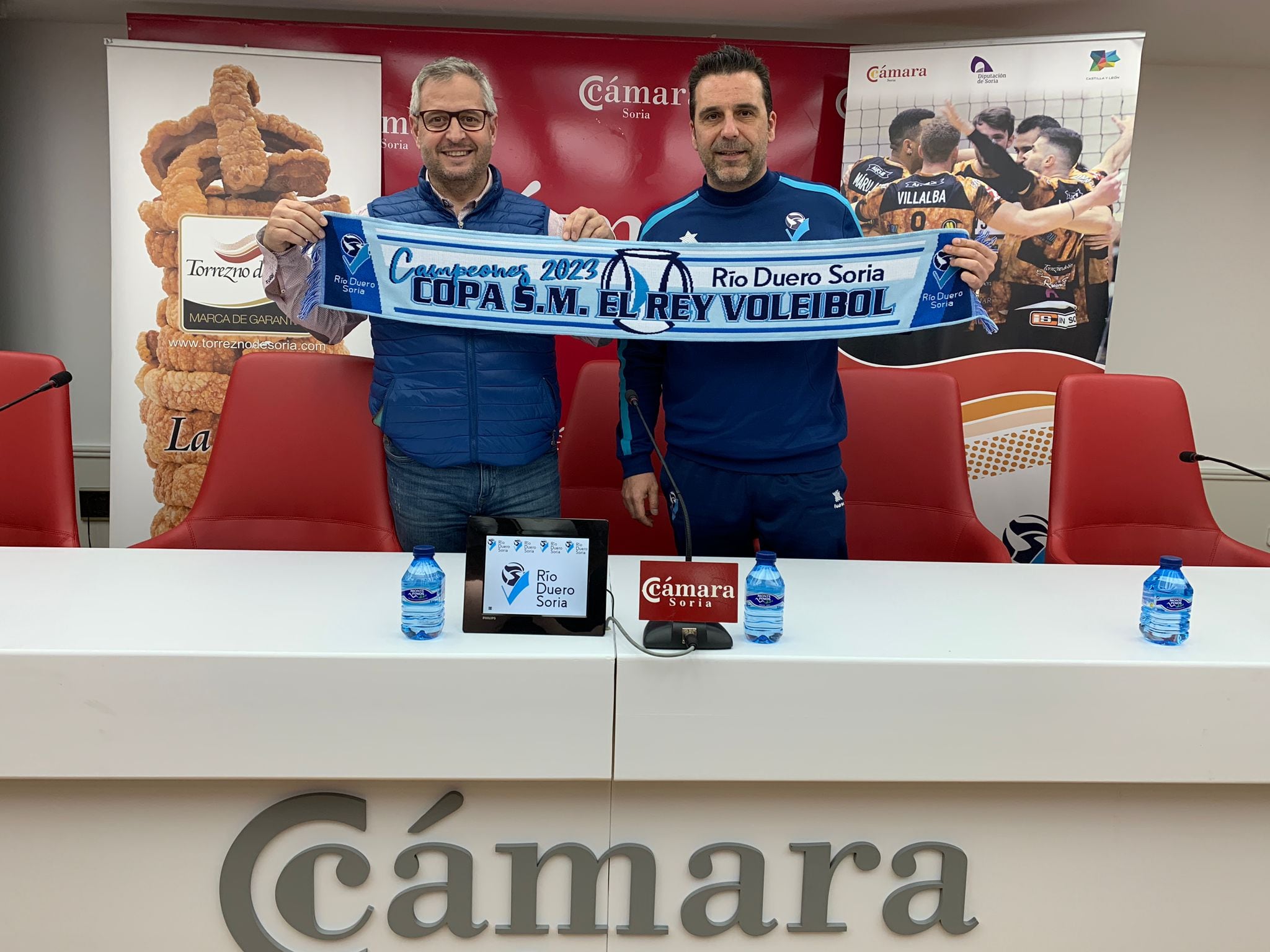 Alfredo Cabrerizo (i) y Alberto Toribio (d), con la bufanda conmemorativa de la Copa del Rey ganada por el Río Duero Soria.