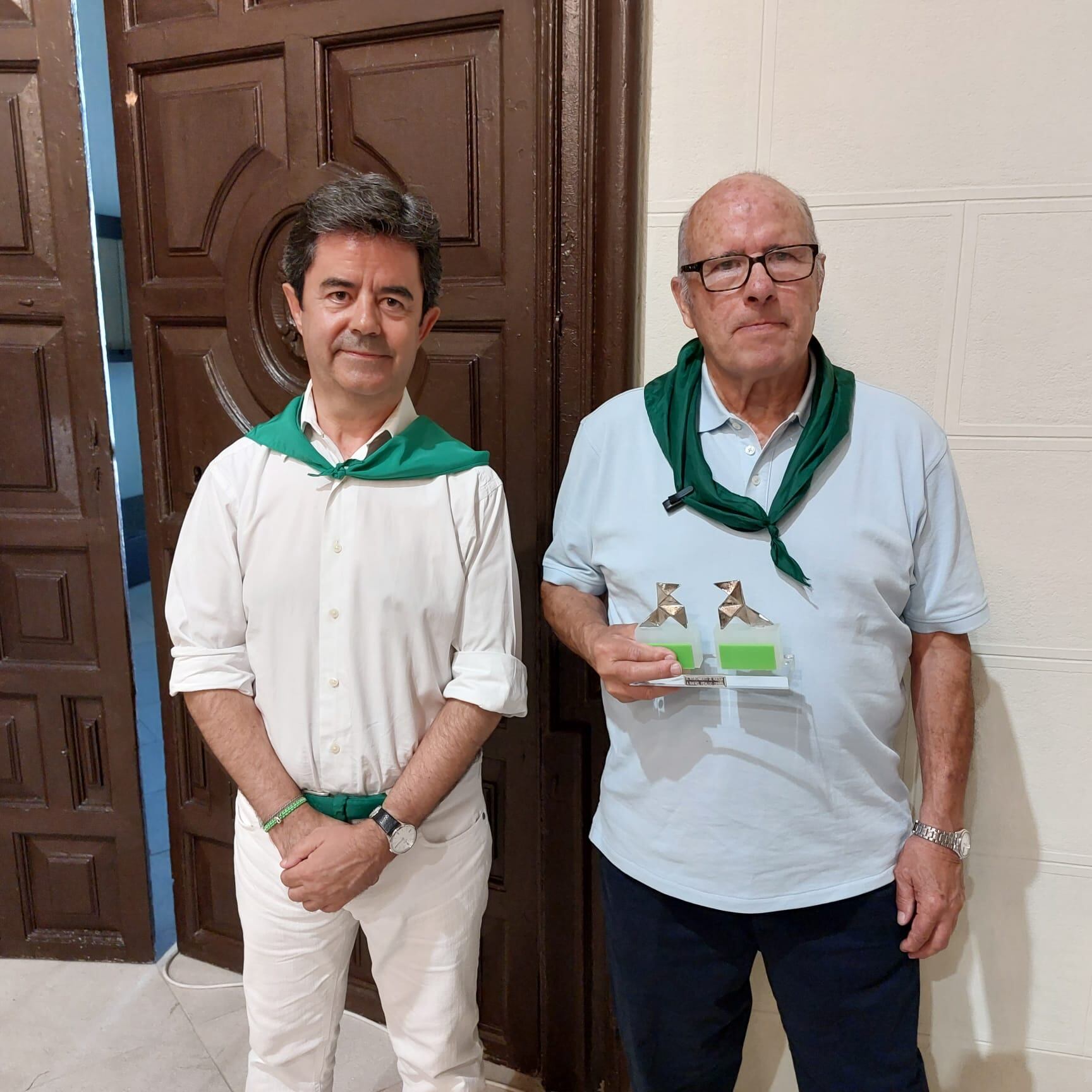 Rafael Fidalgo, junto al alcalde de Huesca, Luis Felipe