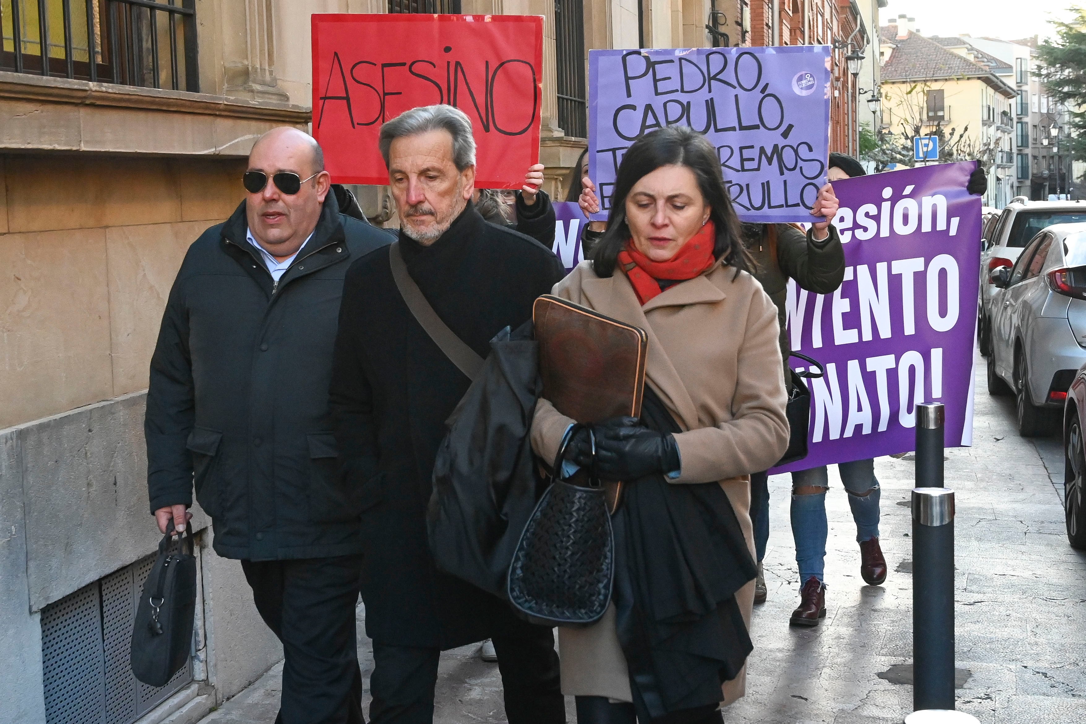 ARCHIVO.  Pedro Muñoz a su llegada a la Audiencia Provincial de León donde se celebra la última jornada de su juicio por violencia de género contra su mujer en León, este jueves. EFE/ J. Casares