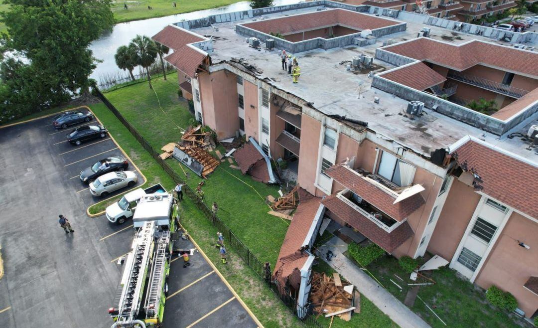 Fotografía cedida por el Departamento de Bomberos del condado de Miami-Dade (MDFR) donde se muestra la sección del tejado caída de un edificio en el noroeste de Miami, Florida (Estados Unidos).