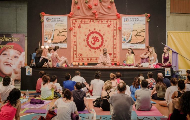 Participantes en la cuarta edición del Festival Yoga Alicante