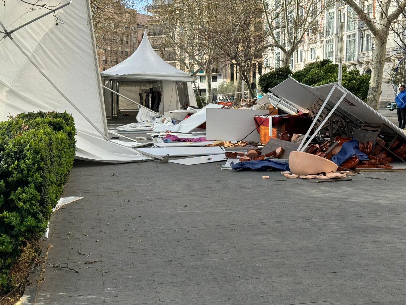 El viento destroza varios puestos de la Feria de Artesanía de Valladolid