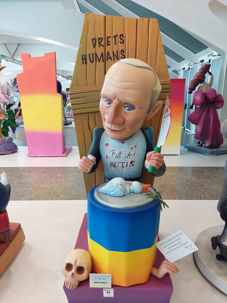 La Exposición del Ninot de las Fallas 2023 abre sus puertas con 750 figuras que rebosan diseño y sátira. Todas ellas quieren salvarse de las llamas gracias al voto popular.