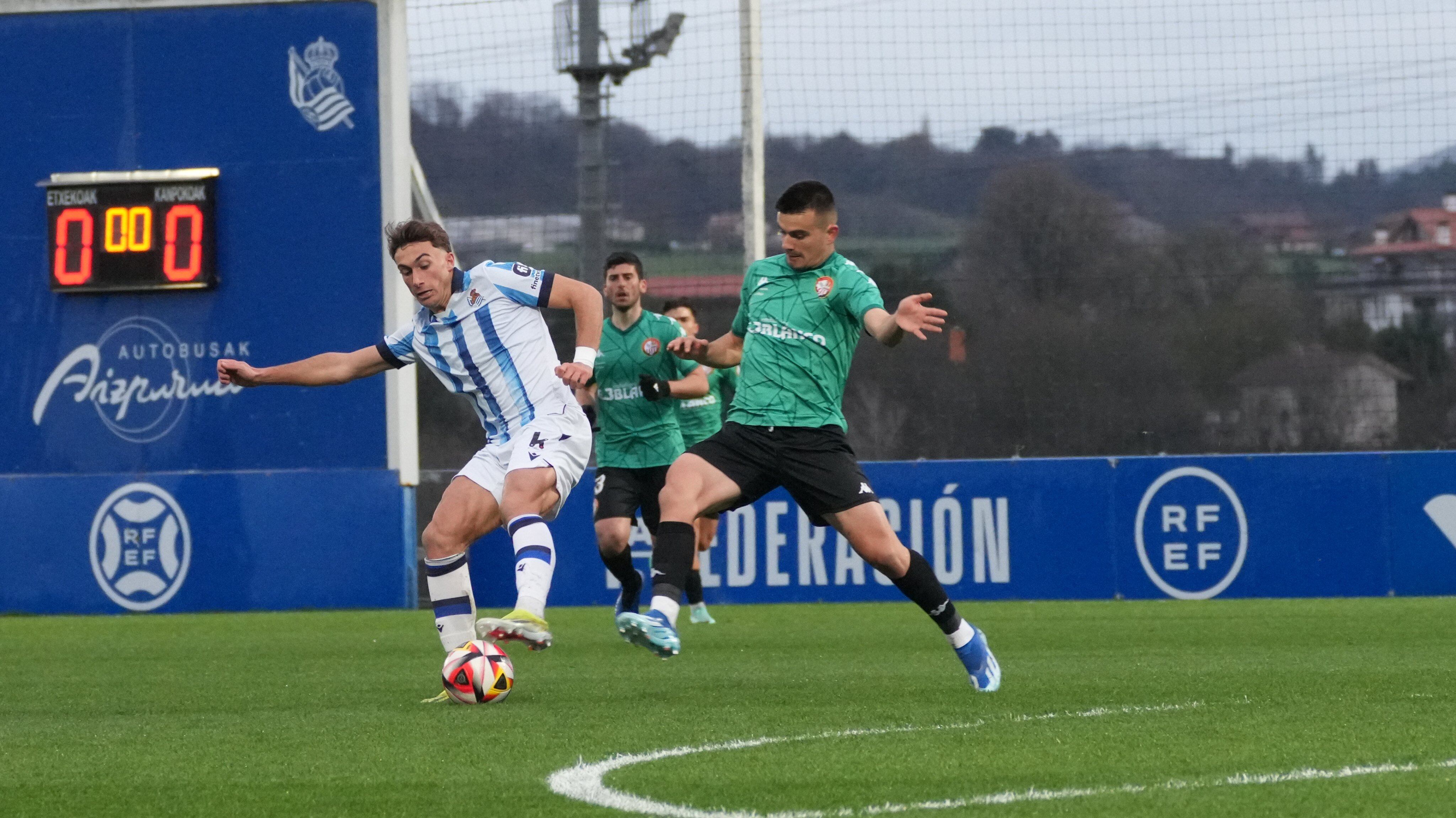 Gexan Elosegi trata de robarle la pelota a Mikel Goti / Real Sociedad