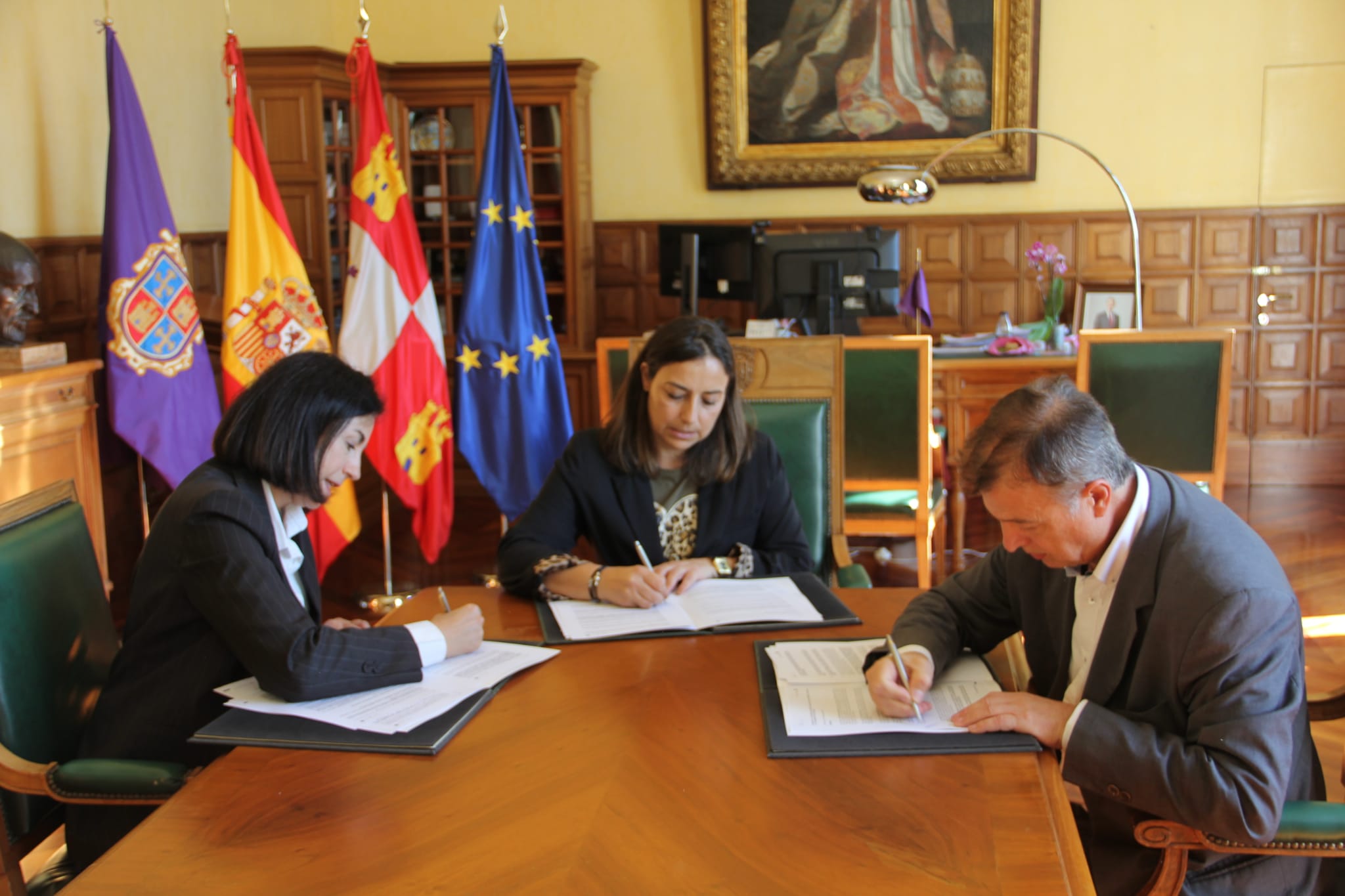 El Ayuntamiento, Aquona y Cruz Roja lanzan el proyecto OLA para fomentar la inserción laboral de los palentinos más desfavorecidos