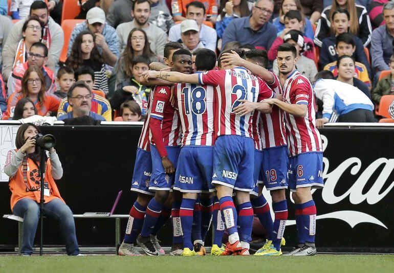 Los jugadores del Sporting celebran su gol ante el Valencia.