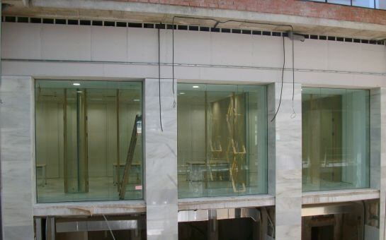 Uno de los pasillos del Patio de Cristal del Ayuntamiento de Valencia vista desde fuera