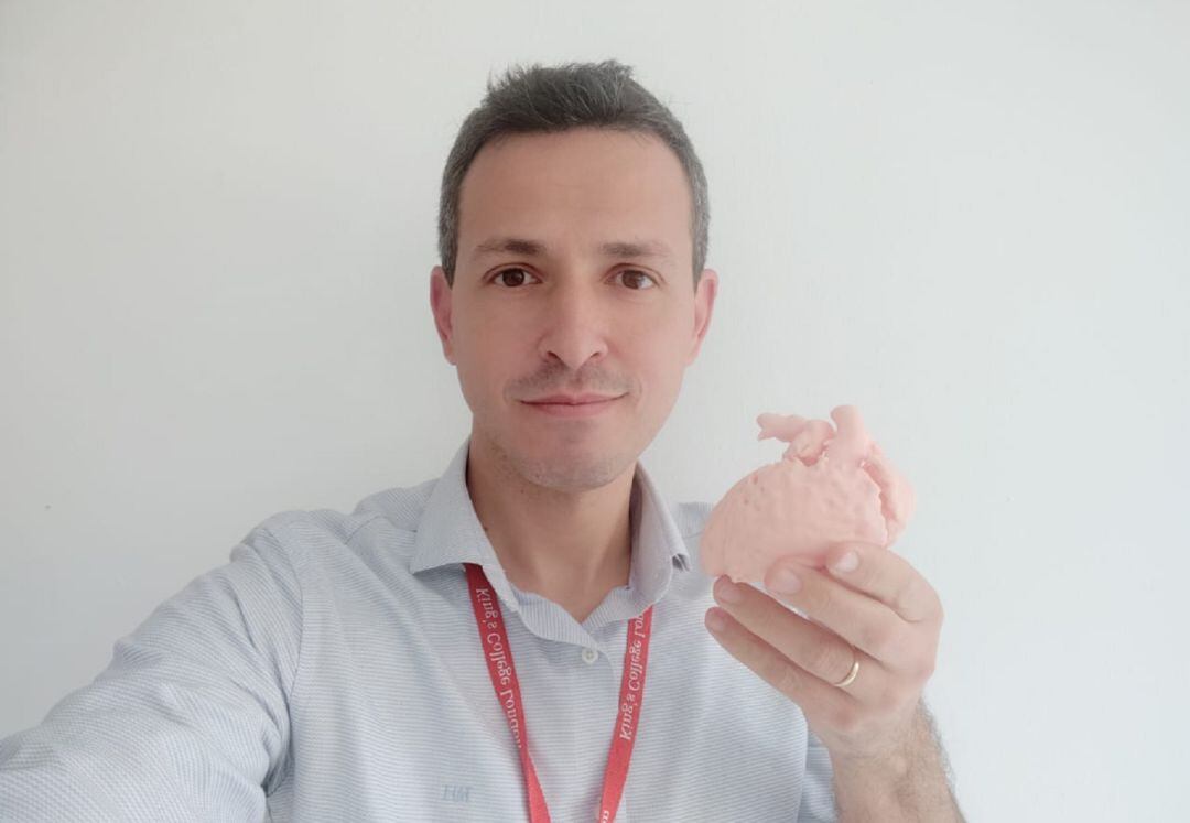 Israel Valverde Pérez, medico cardiólogo pediatra del Virgen del Rocío, con un corazón de niño en 3D