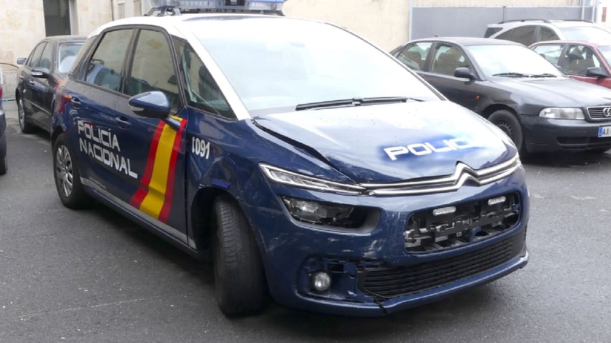 Sin carné de conducir, a 200 km/h, y con sus hijos menores en el coche