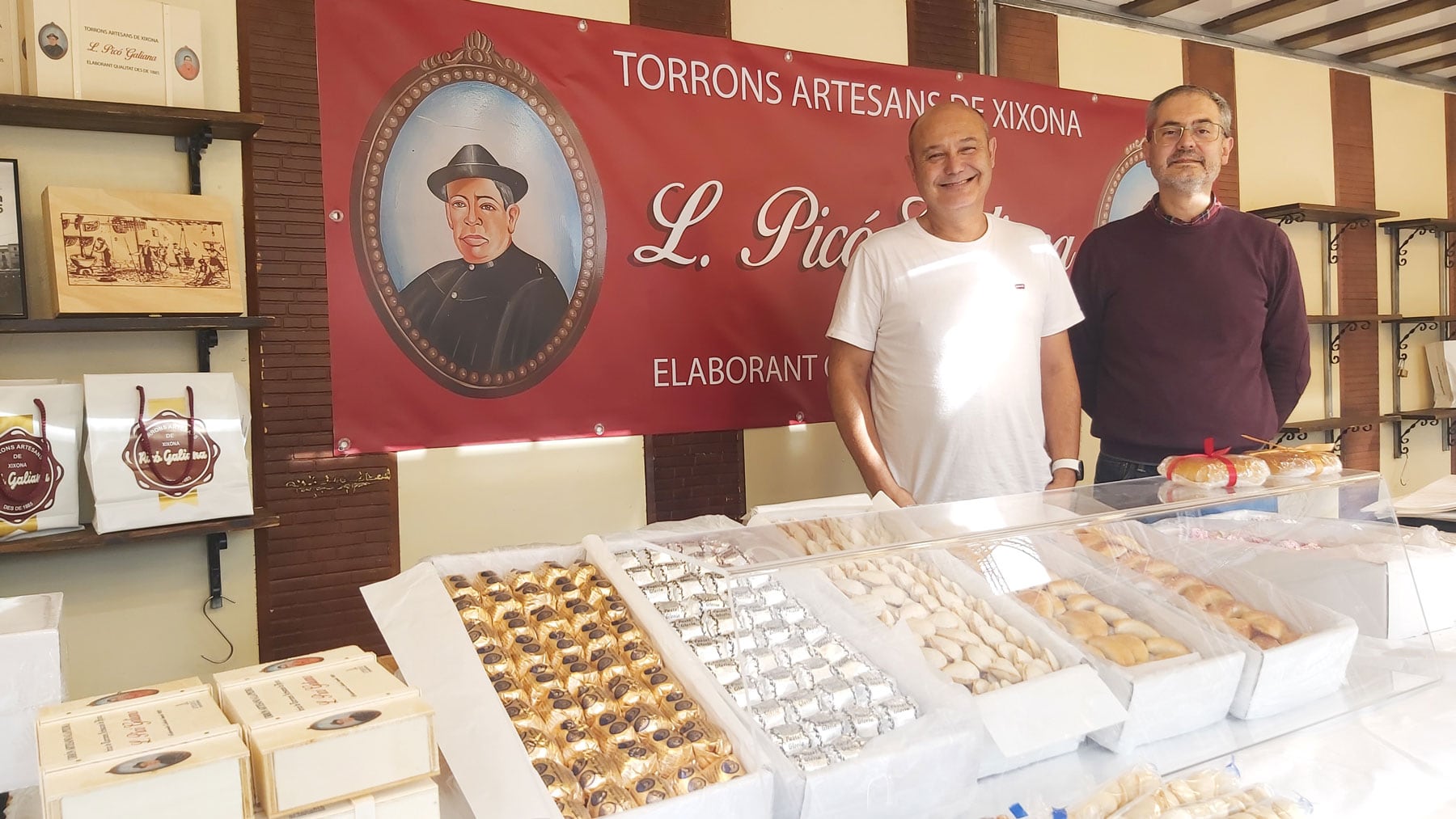 Los hermanos Alfredo y Jorge Picó, en el estand que han preparado en la Fira de Tots Sants