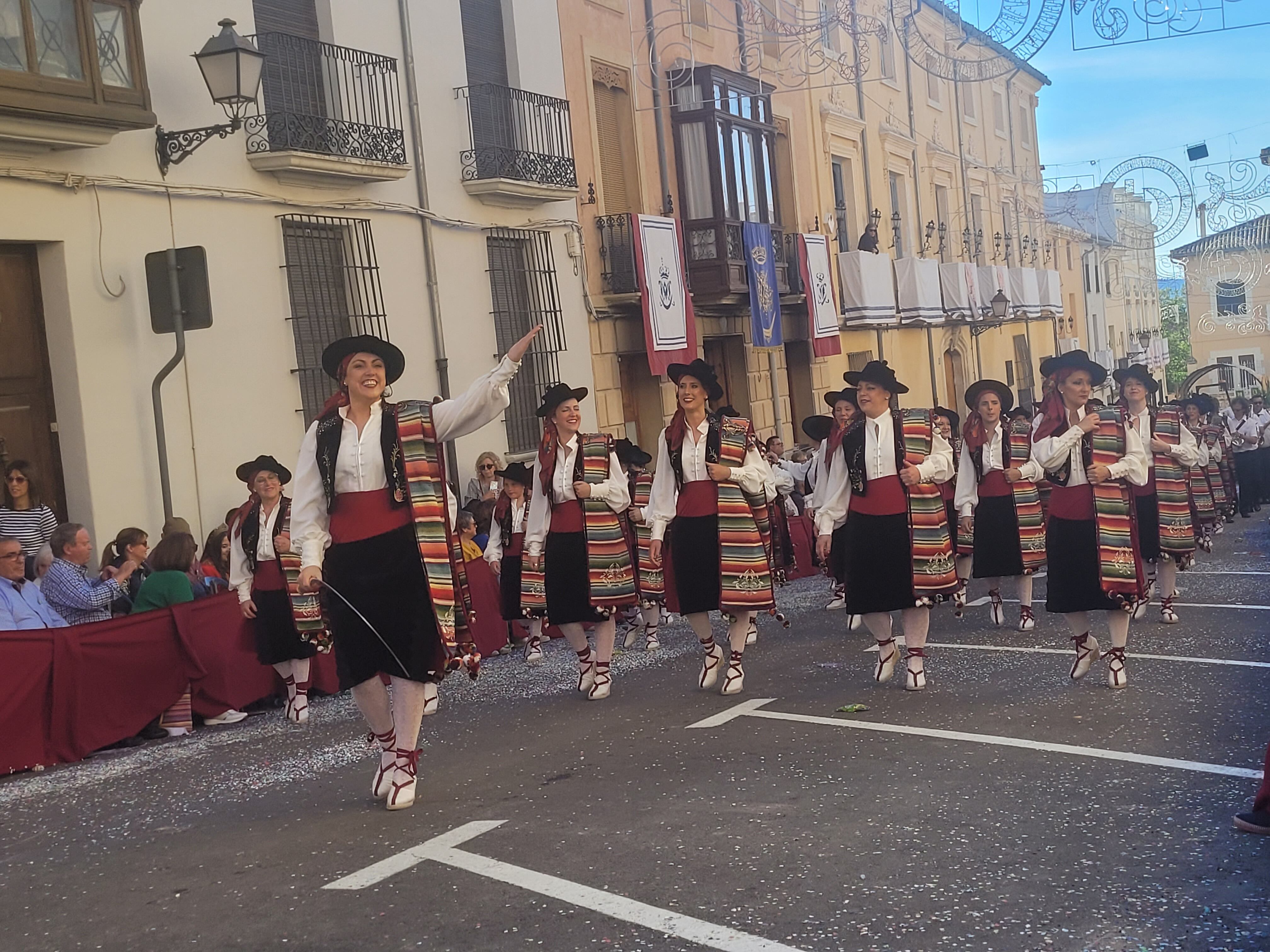 Maseras de Biar con su nuevo traje