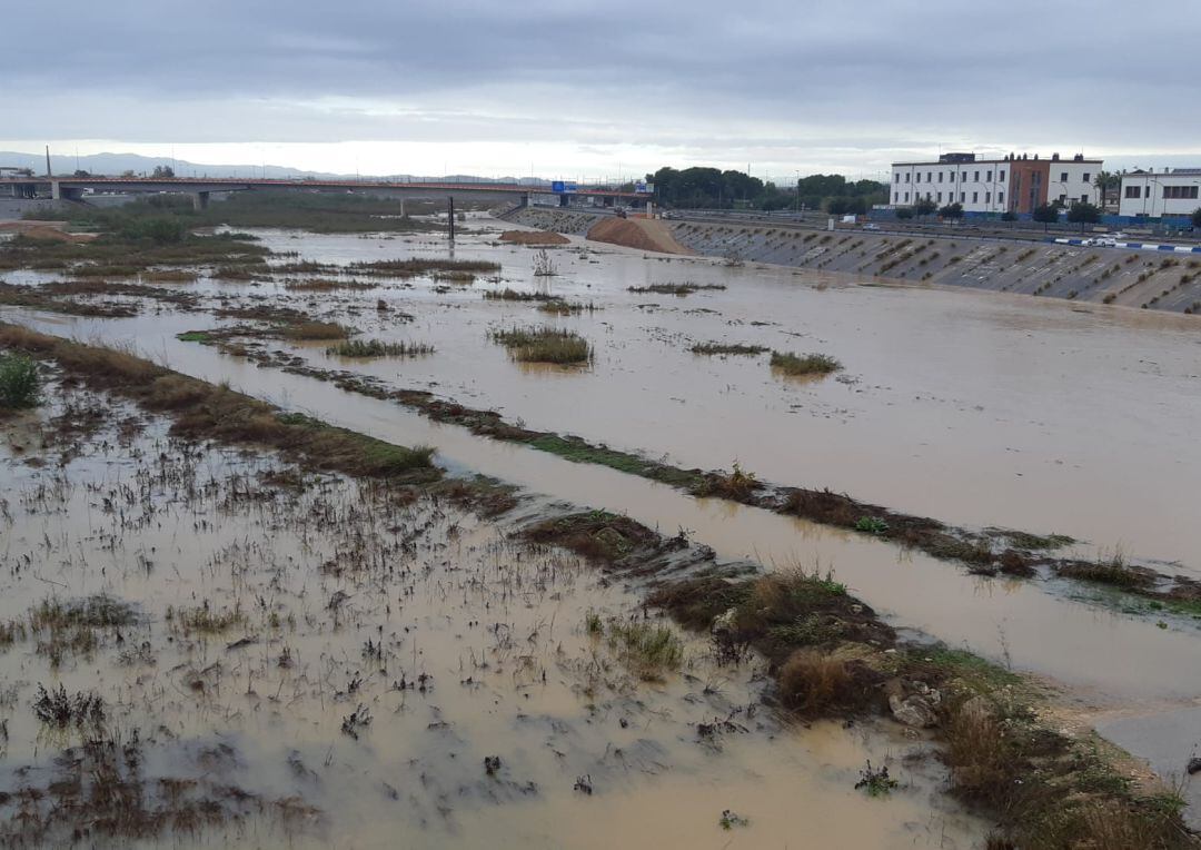 El cauce del Turia en una imagen de este sábado, tras las lluvias de ayer 